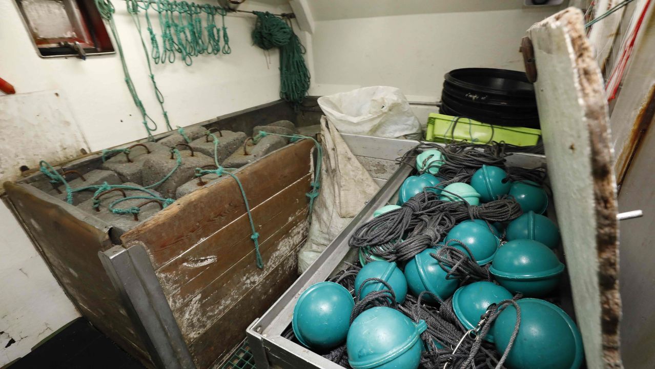 Piedras para fondear el palangre y boyas para que flote entre aguas