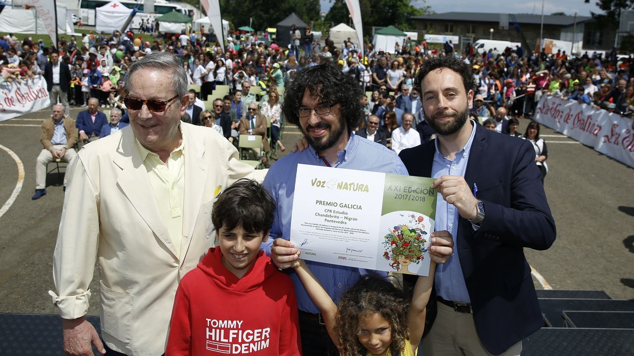 Santiago Rey Fernández-Latorre, presidente de La Voz de Galicia, entrega el premio Voz Natura, Galicia, al CPR Estudio (Chandebrito-Nigrán). Recogen Gabriel Meizoso García y Juan Ojea García (coordinadores), Manuel Lemos y Nora Kinson Zoni (alumnos)