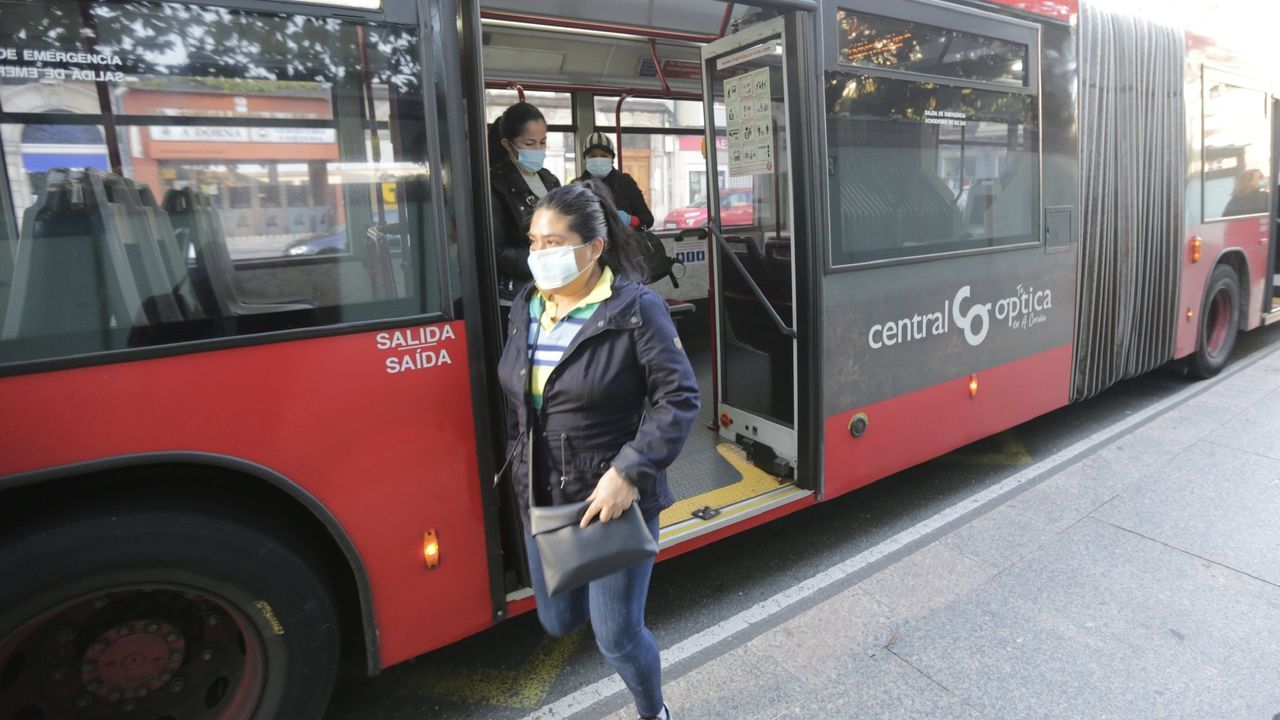 En A Coruña, como en otras ciudades, las Fuerzas y Cuerpos de seguridad estuvieron repartiendo mascarillas en el transporte público