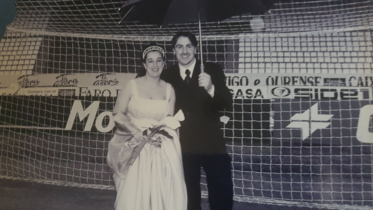 Amada y Emilio, boda en el Museo do Celta en Balaídos en el 2000