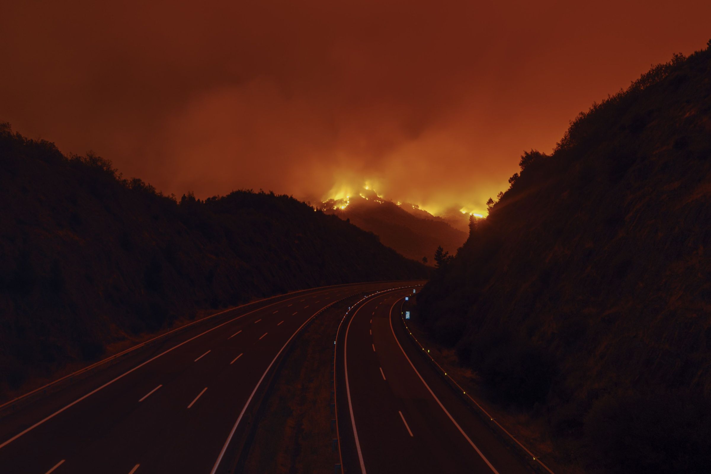 Autova A52 cortada a causa dos incendios. 12/08/2025