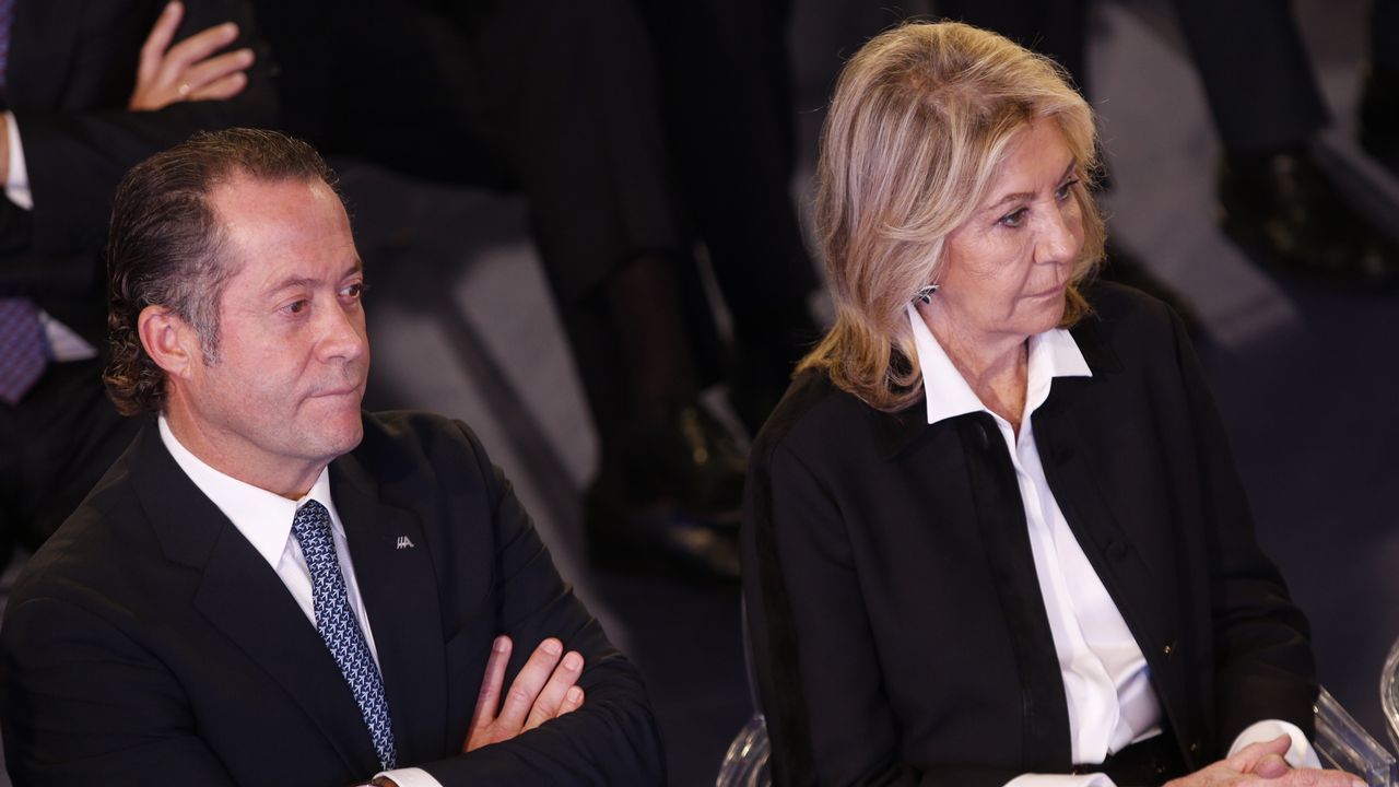 El presidente de Abanca, Juan Carlos Escotet, y Salomé Fernández-San Julián Martínez, patrona de la Fundación Santiago Rey Fernández-Latorre, escuchando los discursos durante la entrega del premio