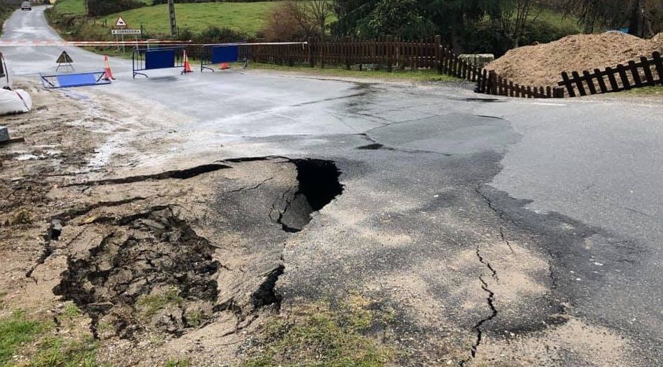 ASÍ HA CASTIGADO EL TEMPORAL A OURENSE.Elsa hundió un tramo de la OU-701 en Manzaneda
