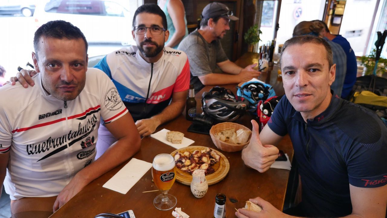 Ricardo, Juan Damián y José Ignacio. Tres amigos comiendo el pulpo en Melide