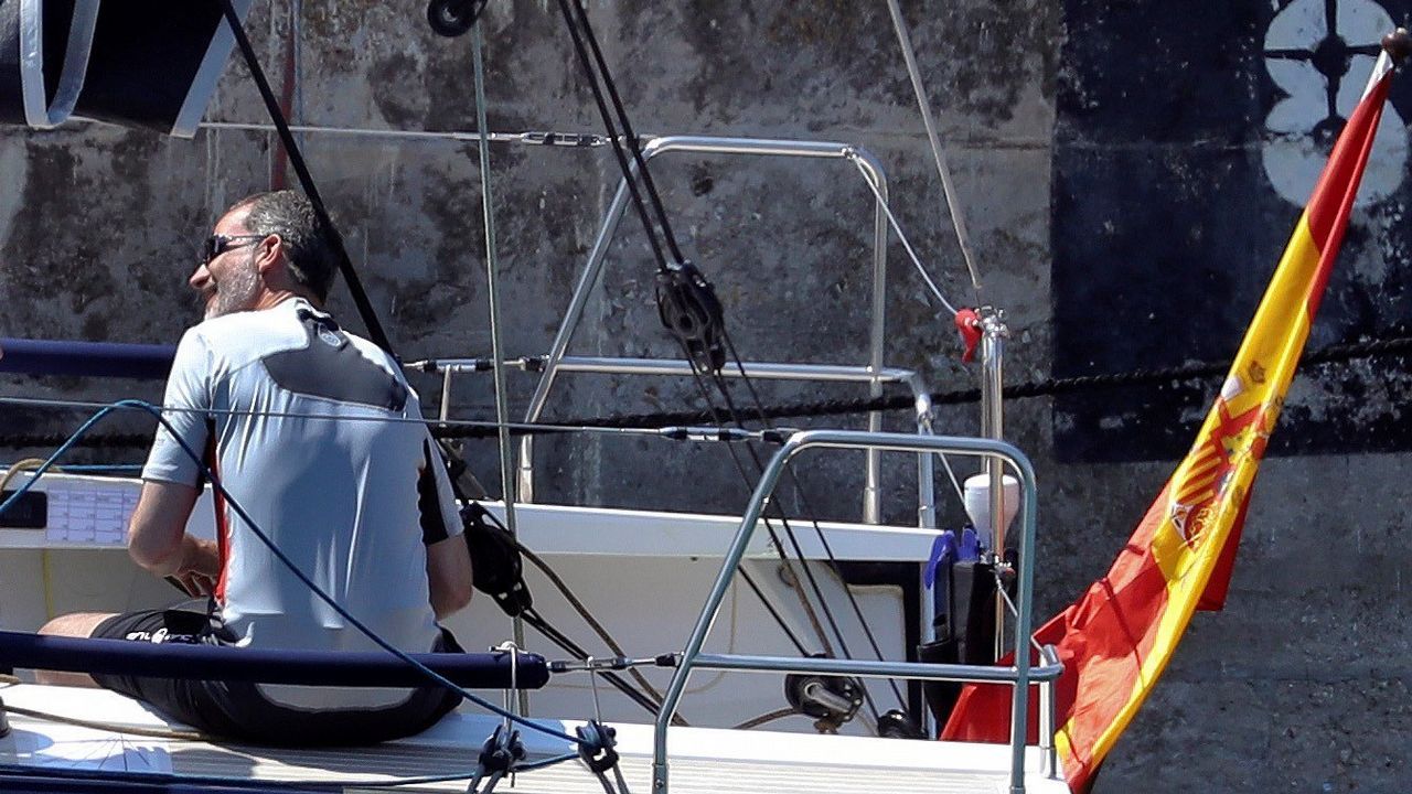 El rey Felipe, que estará al mando del Aifos 500, de la clase ClubSwan 50, llega al puerto acompañado del almirante Jaime Rodríguez Toubes