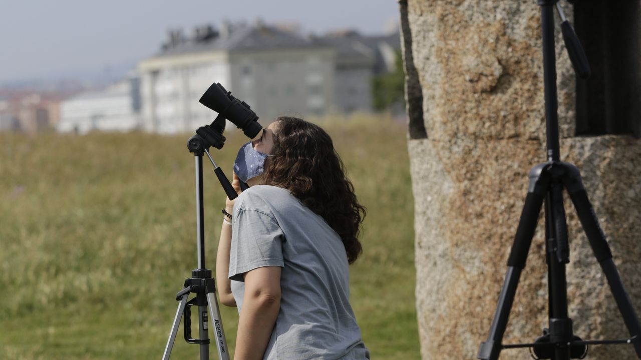 En A Coruña, varios ciudadanos disfrutaron del fenómeno en el entorno de la Torre de Hércules