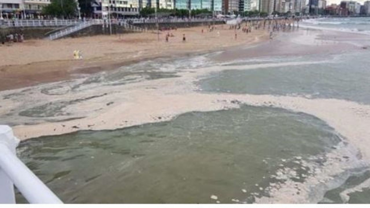 Contaminación en la playa de San Lorenzo de Gijón, en la desembocadura del río Piles.Contaminación en la playa de San Lorenzo, en la desembocadura del río Piles