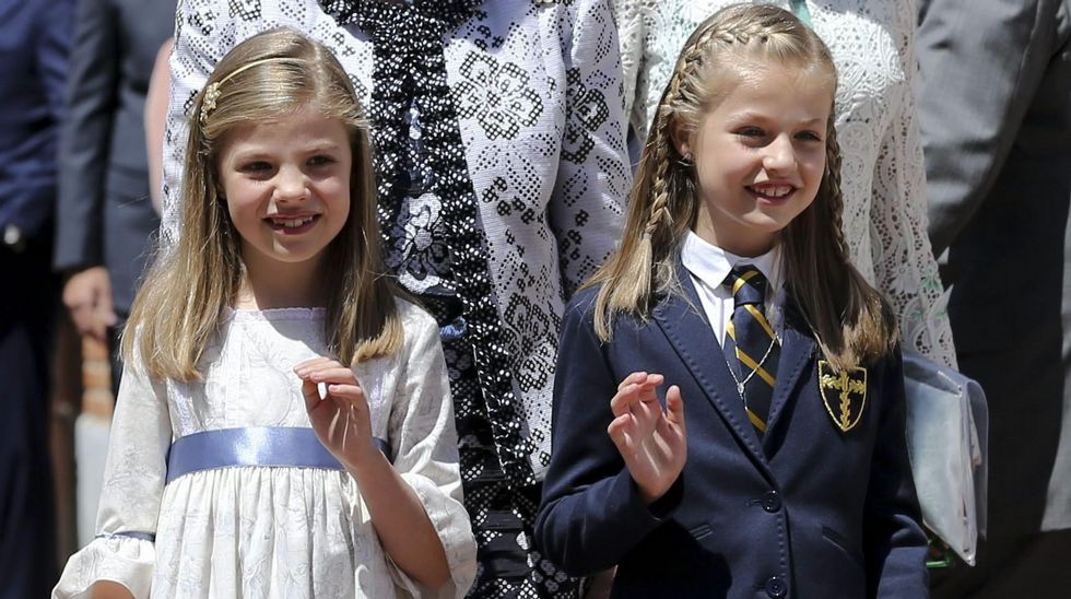 Saludo de Leonor y Sofía.