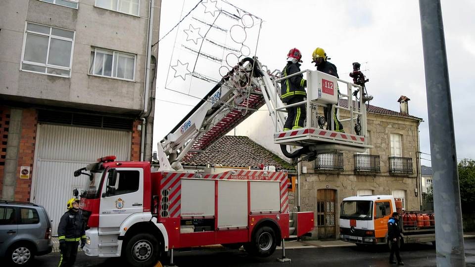 Crecida por las lluvias del río Asma en Chantada.Tormenta eléctrica sobre Pontevedra