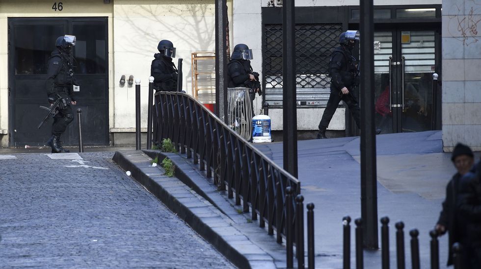 Los «funcionarios de policía» que replicaron a tiros a la agresión.