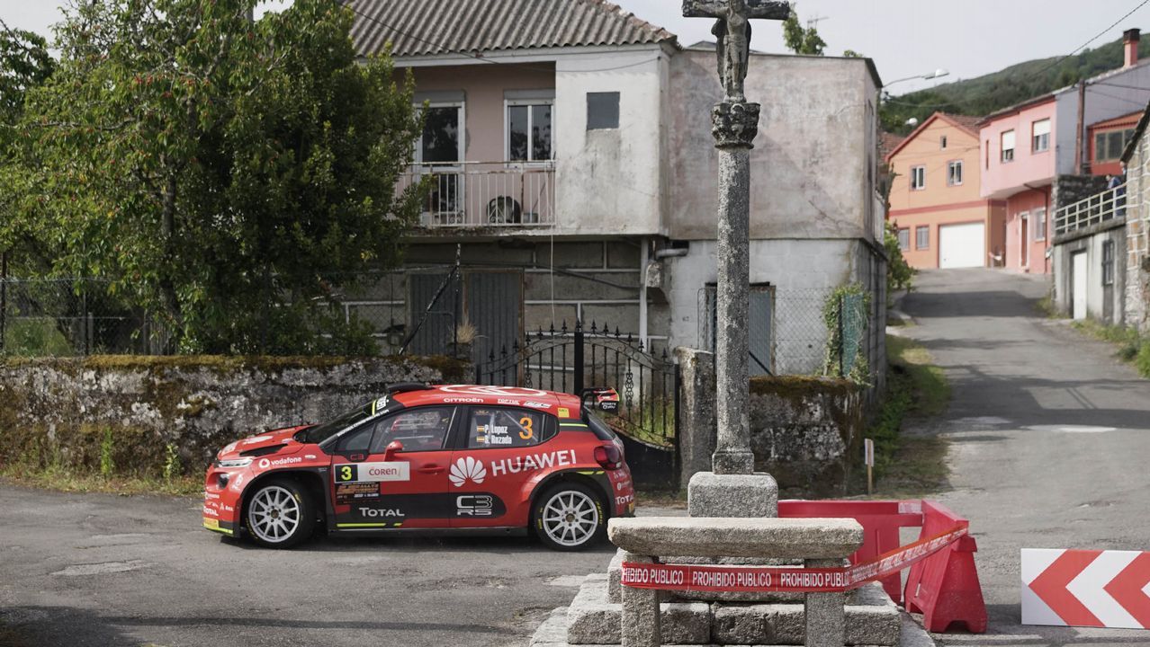 A todo gas en el pueblo de Barroso.La curva del Cruceiro fue un buen escenario para disfrutar del Rali de Ourense