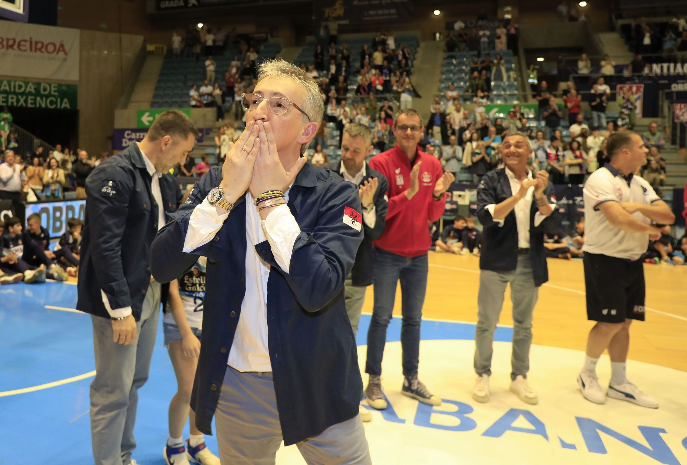 Moncho Fern�ndez, adestrador do Obradoiro, sauda � afici�n tralo �ltimo encontro no Multiusos do Sar. 23/05/2023