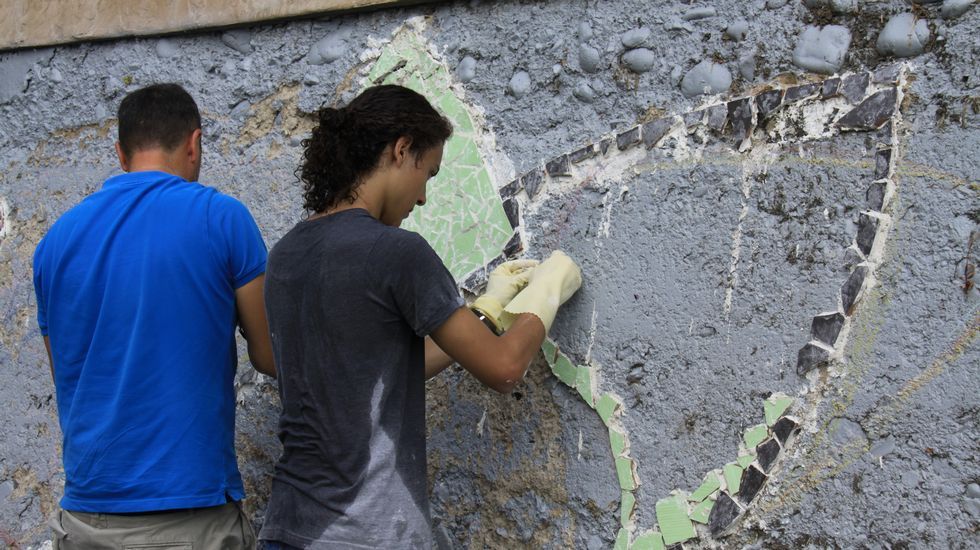 Gerardo Rodríguez, Chere, dirige la elaboración de un mural en el Malecón junto al río Sil