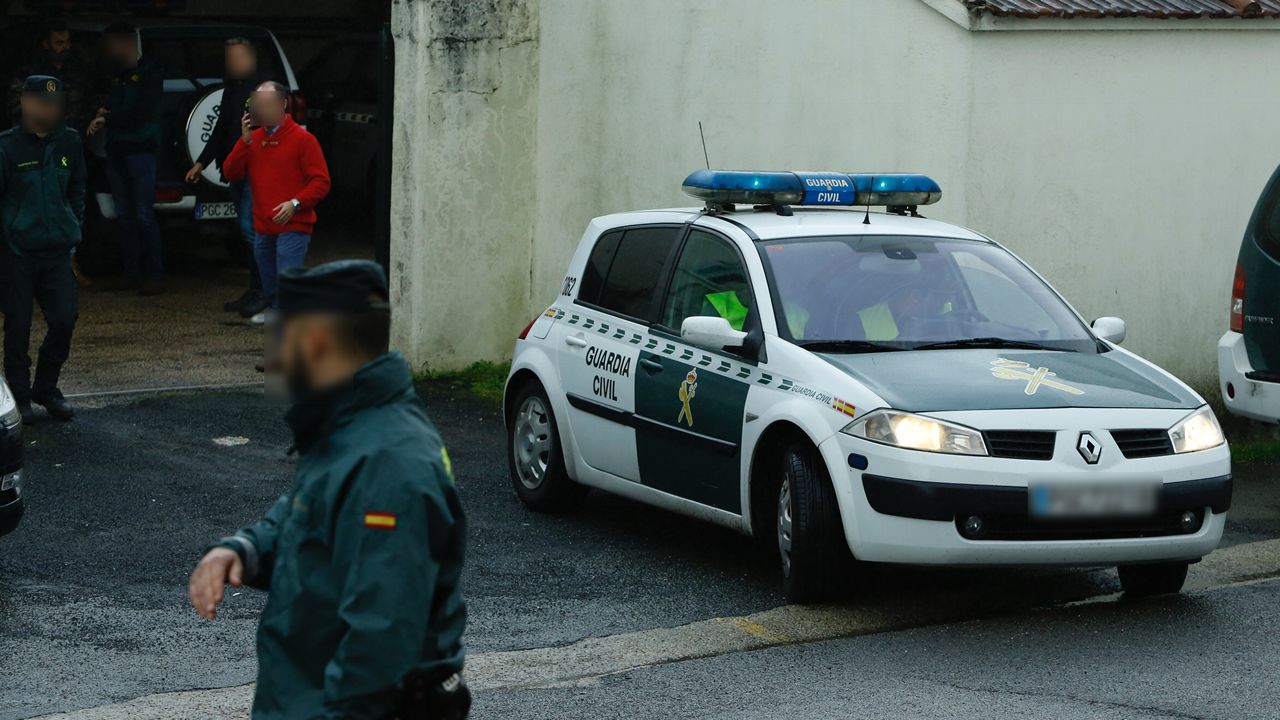 Salida del cuartel de la Guardia Civil de Padrón del sospechoso por la desaparición de Diana Quer