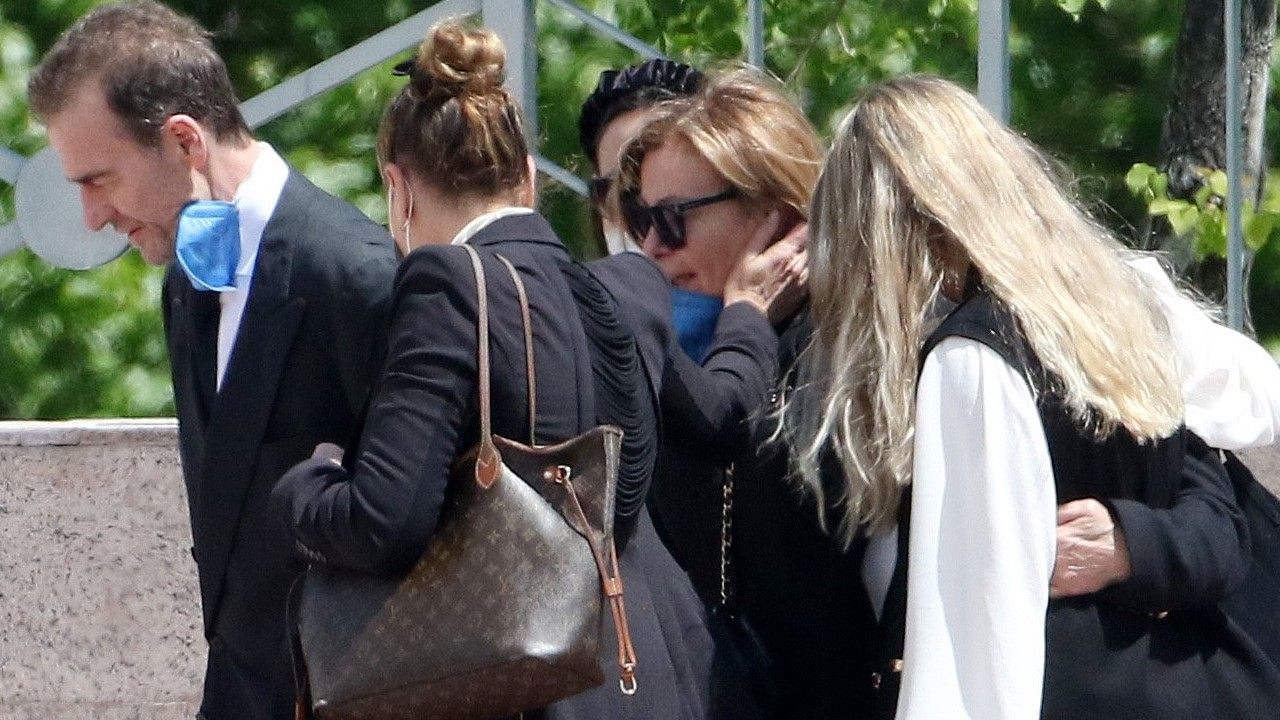 Alessandro Lequio y Ana Obregón dan el último adiós a su hijo Álex
