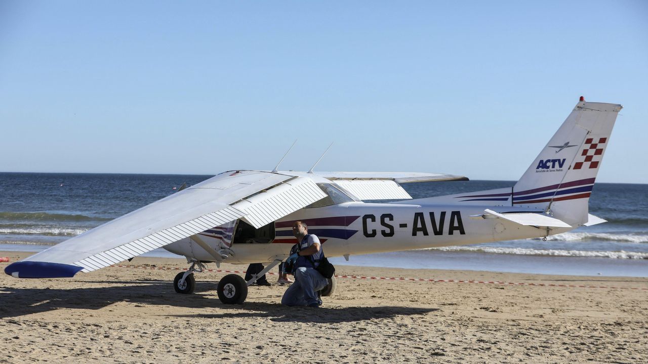 Dos ba�istas mueren al estrellarse una avioneta en una playa en Portugal.