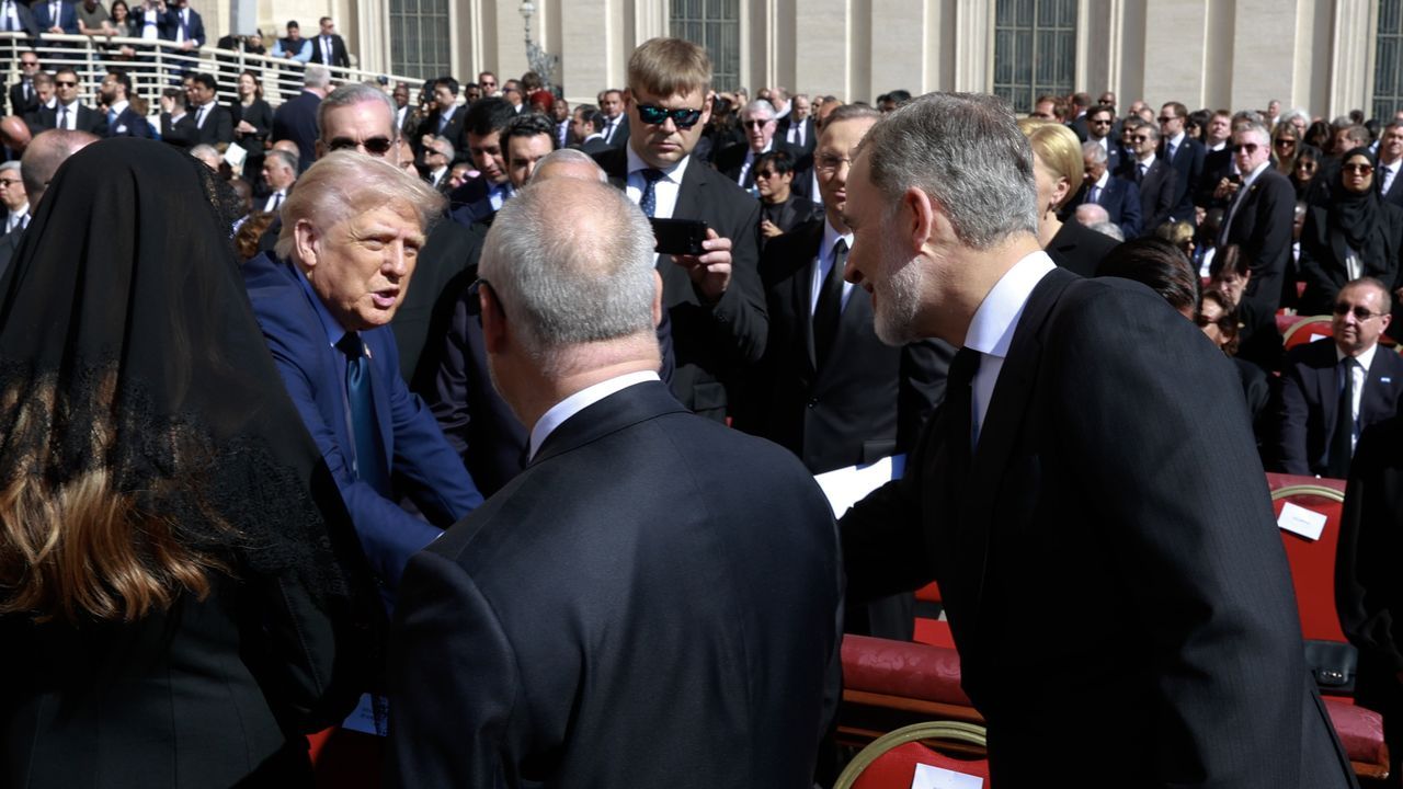 El rey Felipe VI saluda al presidente de Estados Unidos Donald Trump durante el funeral del papa Francisco en la Plaza de San Pedro