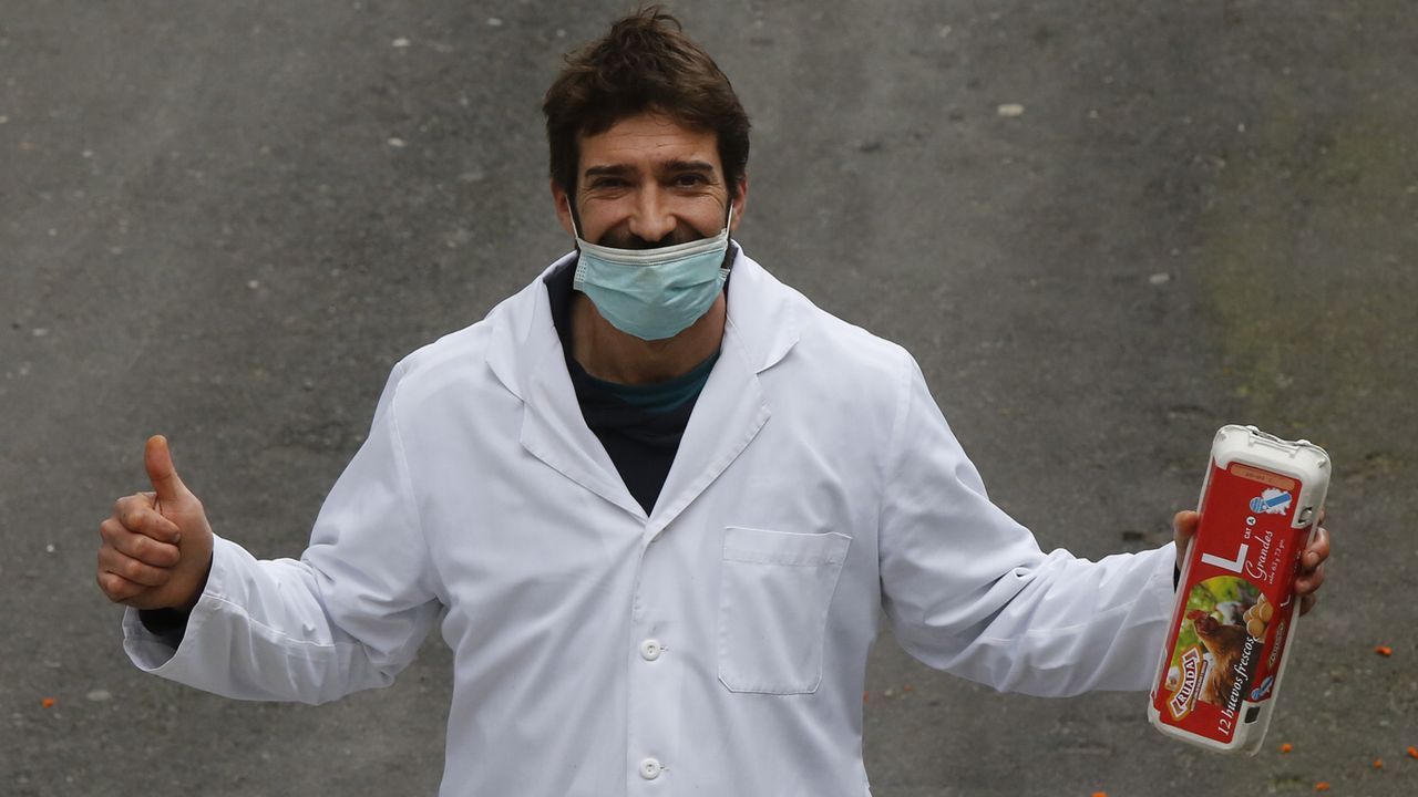 Con mascarilla para ir a la compra en A Coruña
