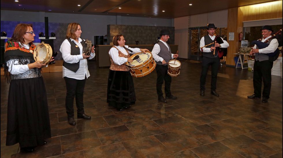 Homenaje al inspector jefe José Antonio Rilo en la cena benéfica de Renacer