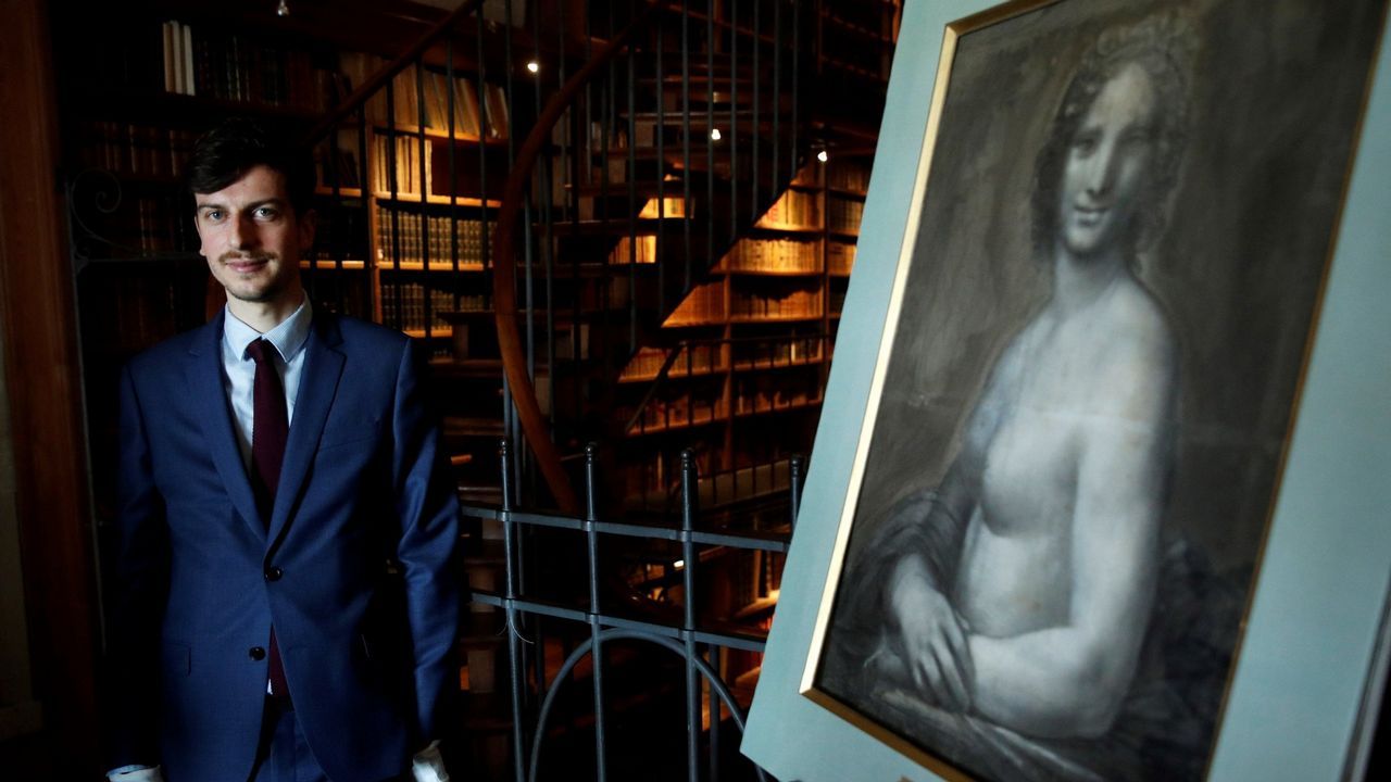 <span lang= gl >O d�a a d�a das redeiras en�Agui�o</span>.El conservador del museo, Mathieu Deldicque, junto a la �Gioconda desnuda�
