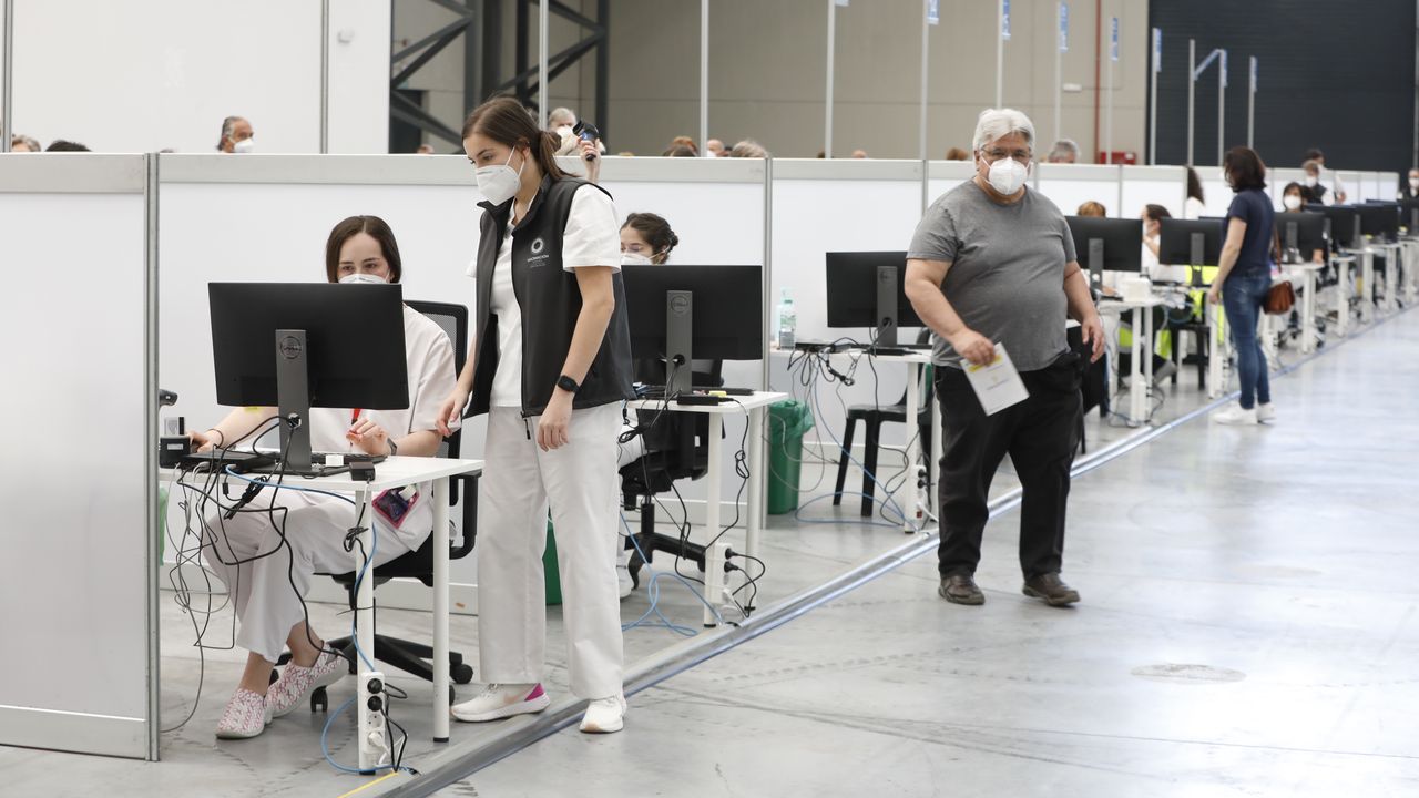 Vacunación masiva de gallegos entre 60 y 65 años en el Ifevi (Vigo)