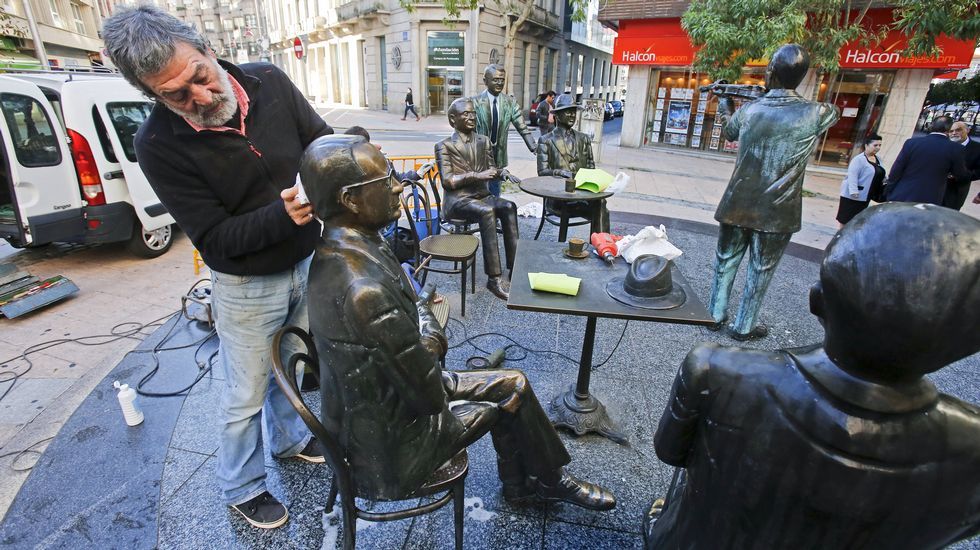 Reposición del brazo de la escultura de Paz Andrade