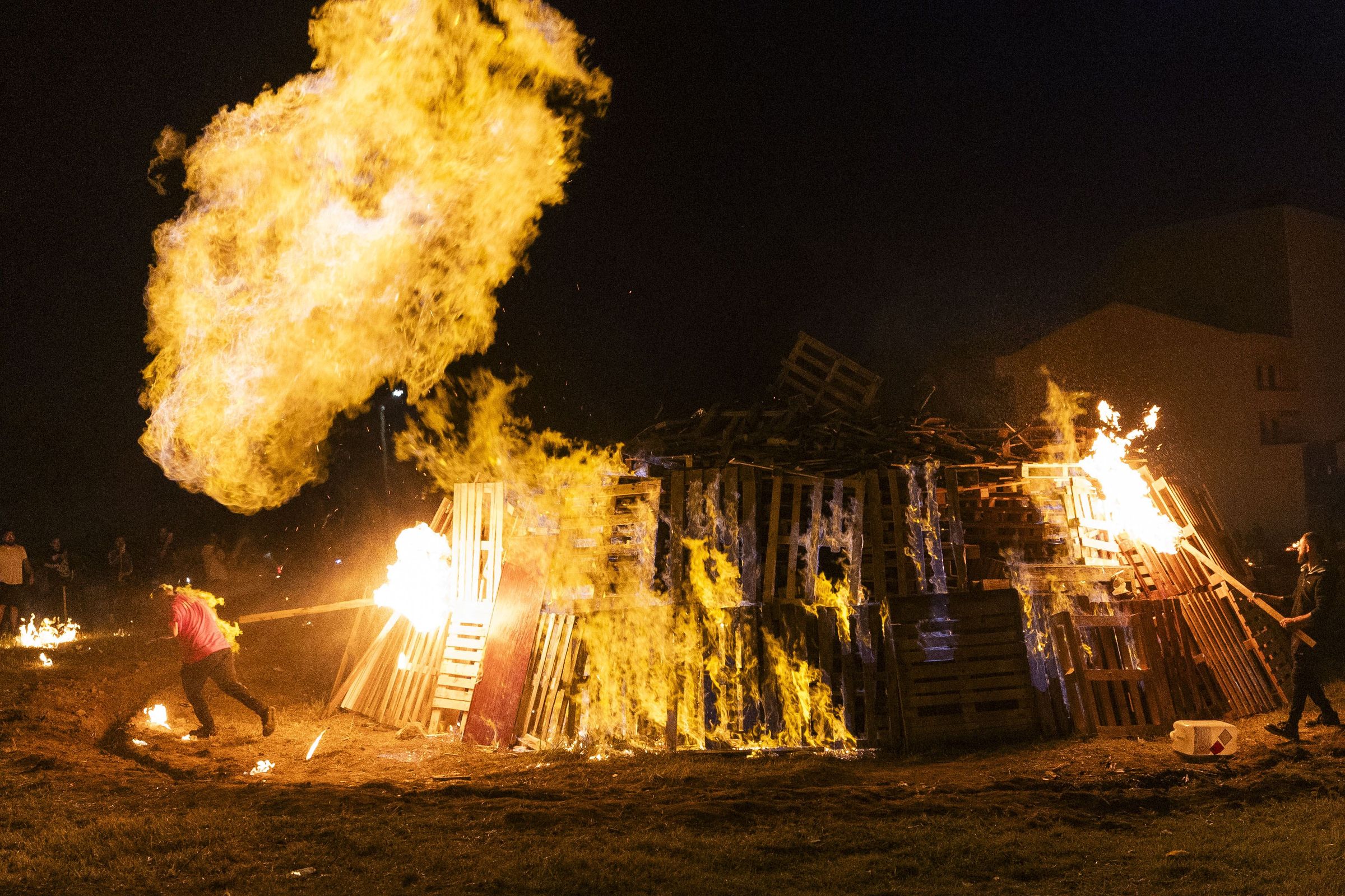 Un mozo envolto en chamasdebido a deflagracin no momento do encendido dunha cacharela de San Xoan na zona de San Cristovo, en Carballo. 23/06/2024