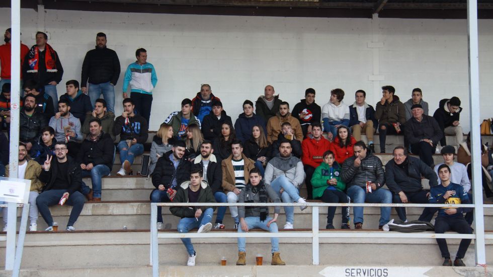 Gran ambiente en las gradas del estadio de Calabagueiros durante el CD Barco-UD Paiosaco