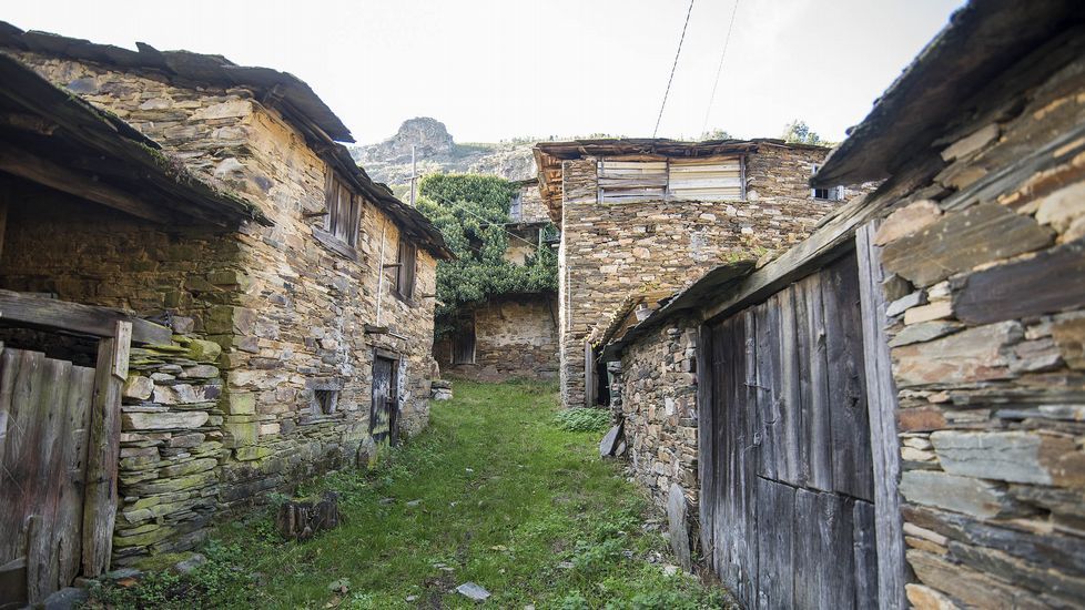 La aldea de Campodola, hoy deshabitada, da su nombre al plegamiento