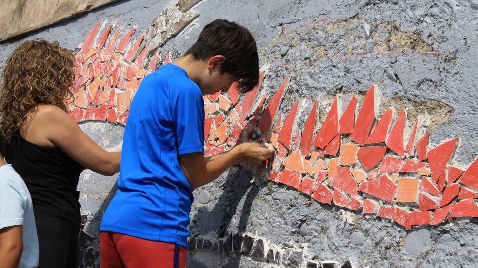 Gerardo Rodríguez, Chere, dirige la elaboración de un mural en el Malecón junto al río Sil
