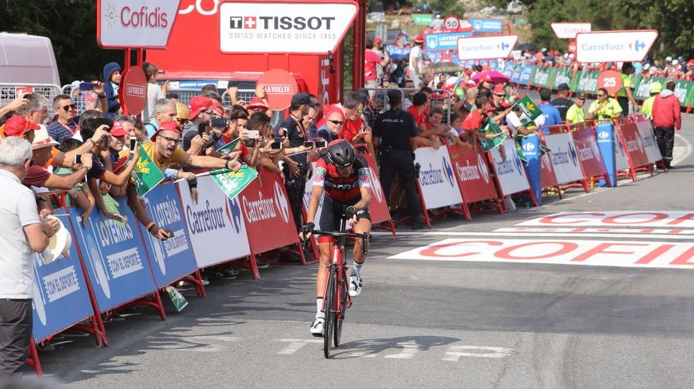 La llegada a meta de Alessandro de Machi, ganador de la etapa de La Vuelta, en Luíntra (Nogueira de Ramuín)