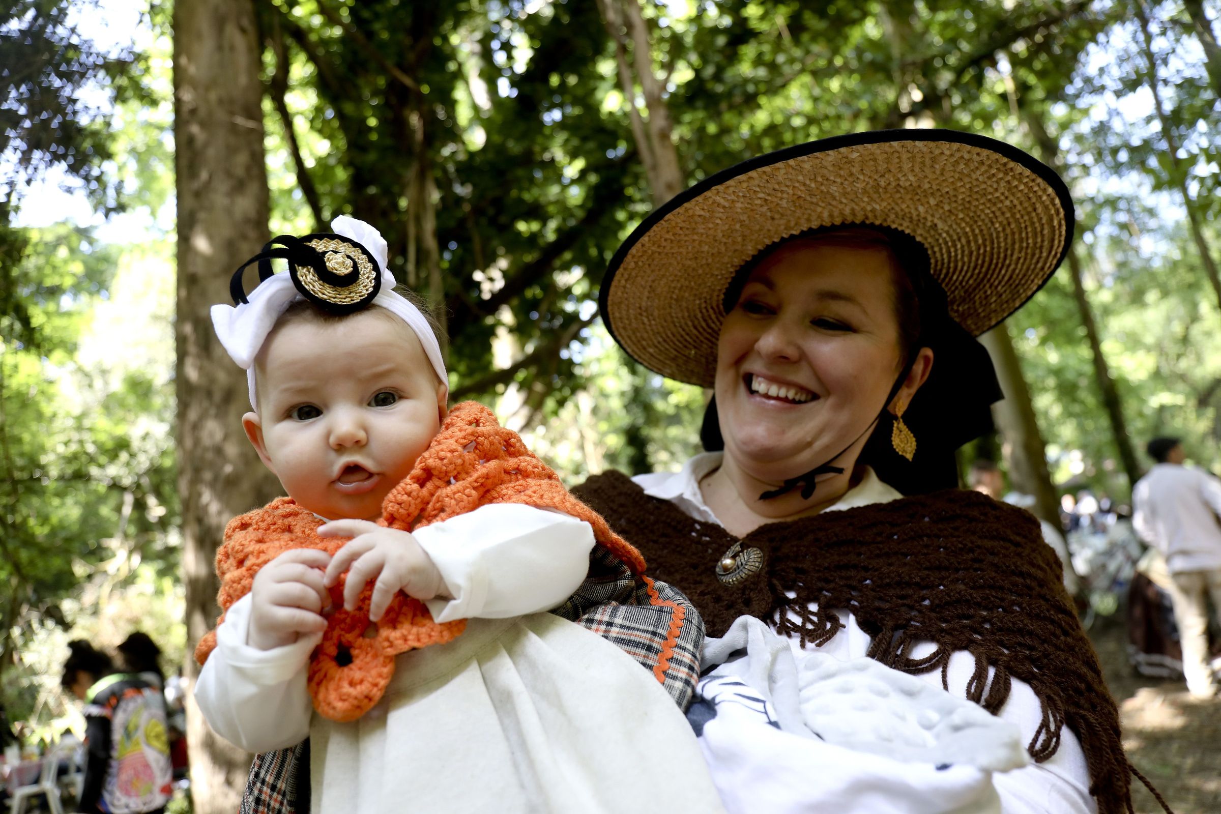 Unha nai co seu beb�, vestidos de �poca na Festa do� Banquete de Conxo. 14/05/2023
