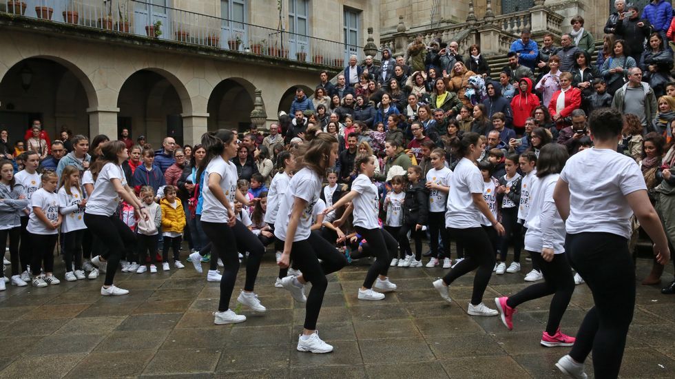 La lluvia no pudo con el puente.El Concello de Ourense canceló las actuaciones del Día de la Danza en la calle, pero algunas escuelas bailaron igual