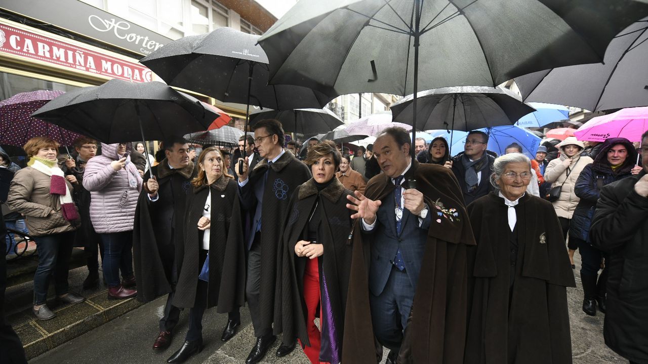 El grupo, por las calles de Lalín