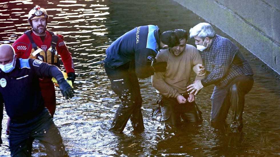 Se tira al Lerez para escapar de la policía