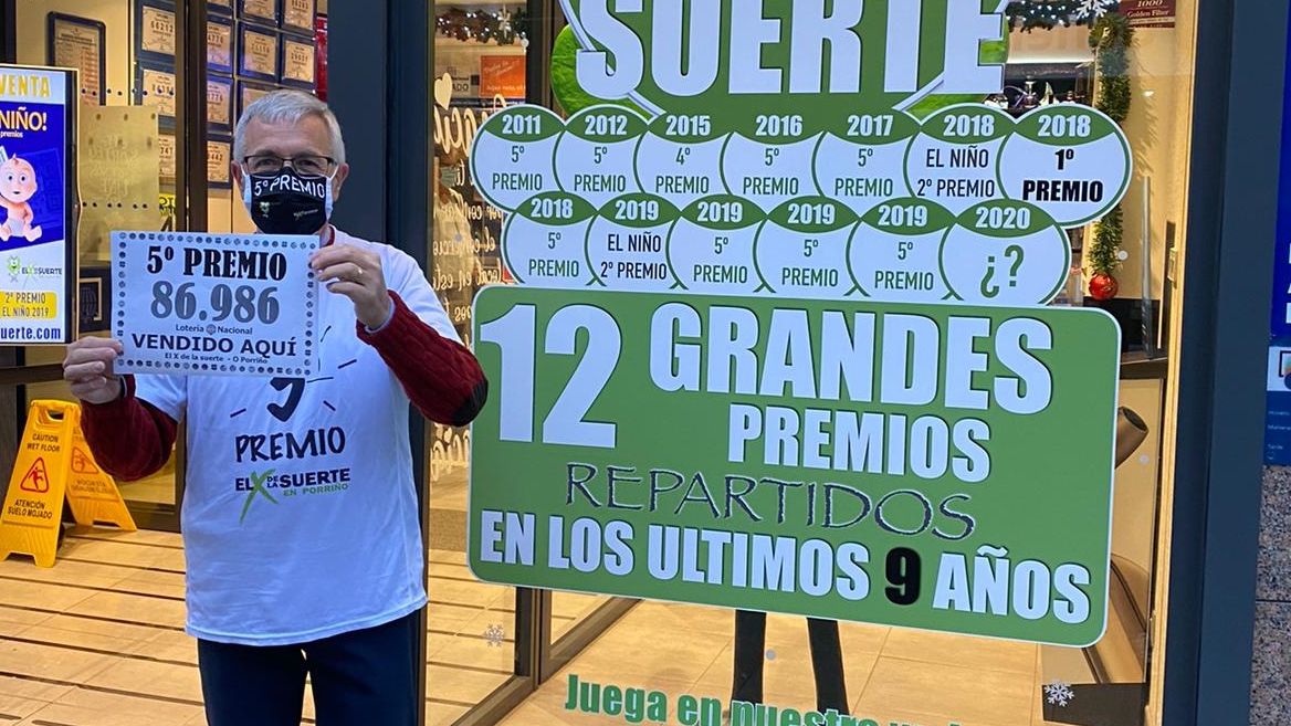 El mismo lotero, nada más arrancar el sorteo, cuando se enteró de que había entregado un quinto premio. «Es una alegría enorme madrugar así. Esperamos que sea solo el principio pero estamos más que ilusionados porque es un año super especial», asegura el lotero Benjamin Martinez.