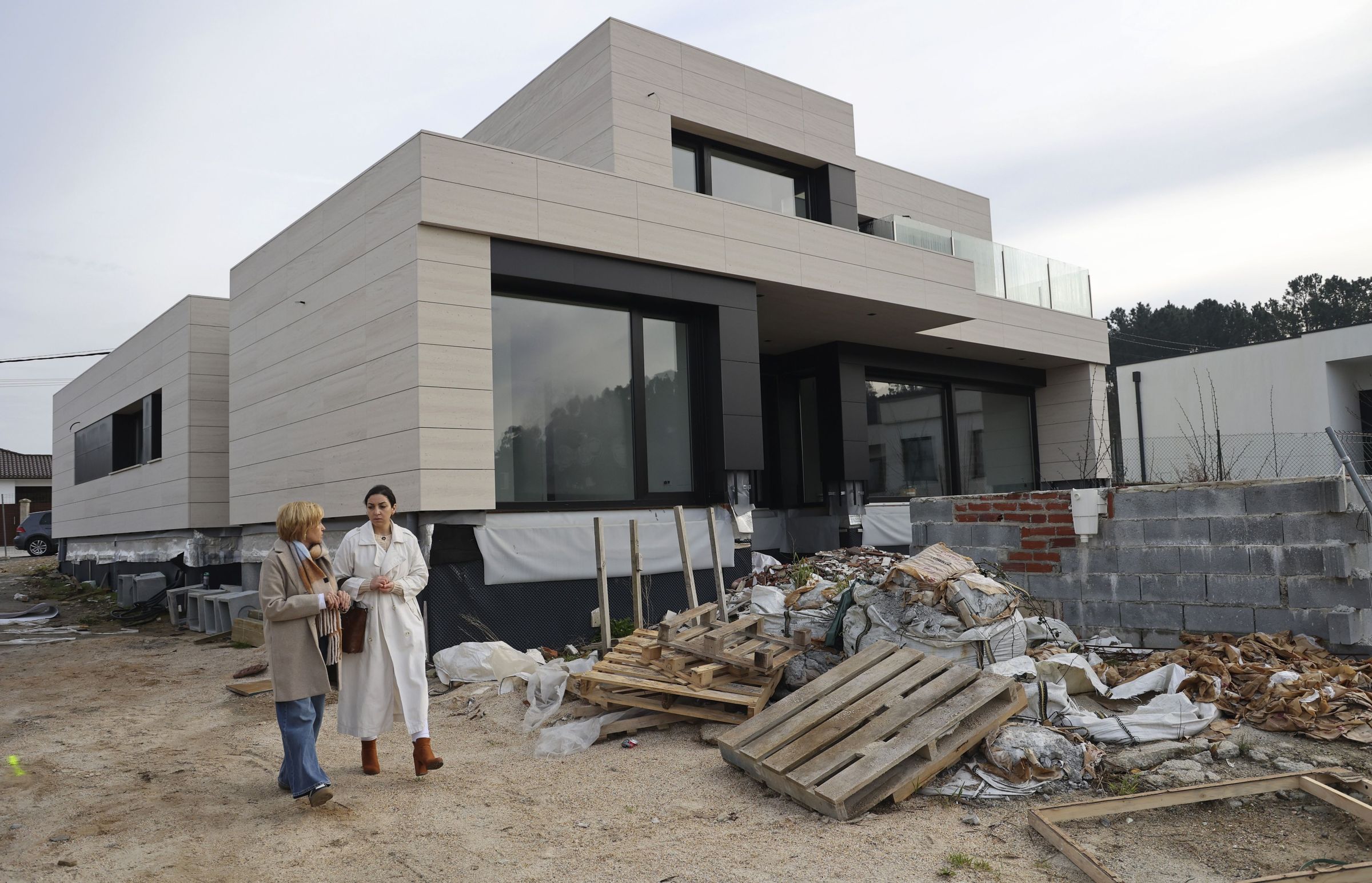 Propietarias das vivendas a medio acabar pola estafa da constructora, Inmobiliaria Ingenia Hogar, visitan as obras. 06/02/2025