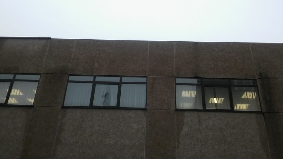 ASÍ HA CASTIGADO EL TEMPORAL A OURENSE.En Xinzo de Limia, el temporal rompió una ventana del edificio de los juzgados