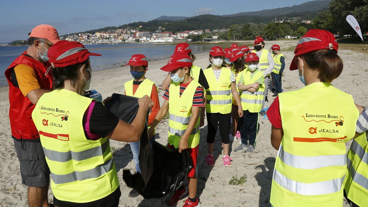 Programa Ludieduca de Jealsa y La Cruz Roja con motivo del día de los océanos en Barraña y o Areal