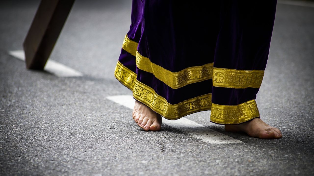RESUMEN DEL AÑO 2019.Un cofrade camina descalzo en la Semana Santa noiesa
