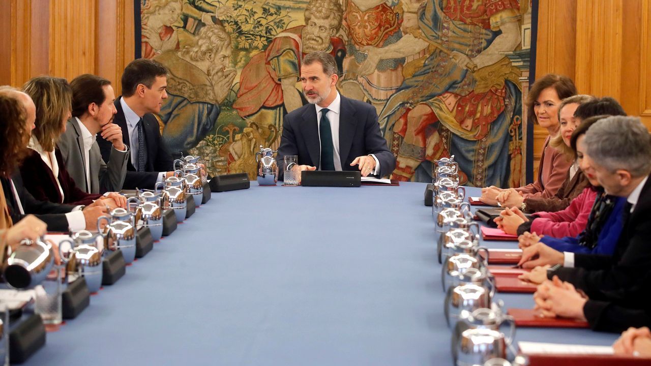 Foto de grupo en los jardines del palacio en la que el monarca ha estado flanqueado por Sánchez y Carmen Calvo.