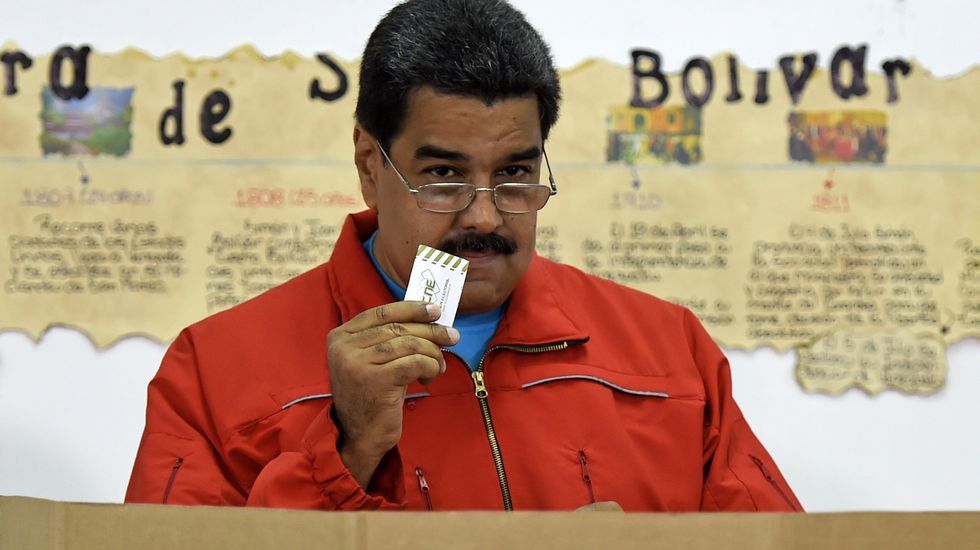 Nicolás Maduro deposita su voto en Caracas.