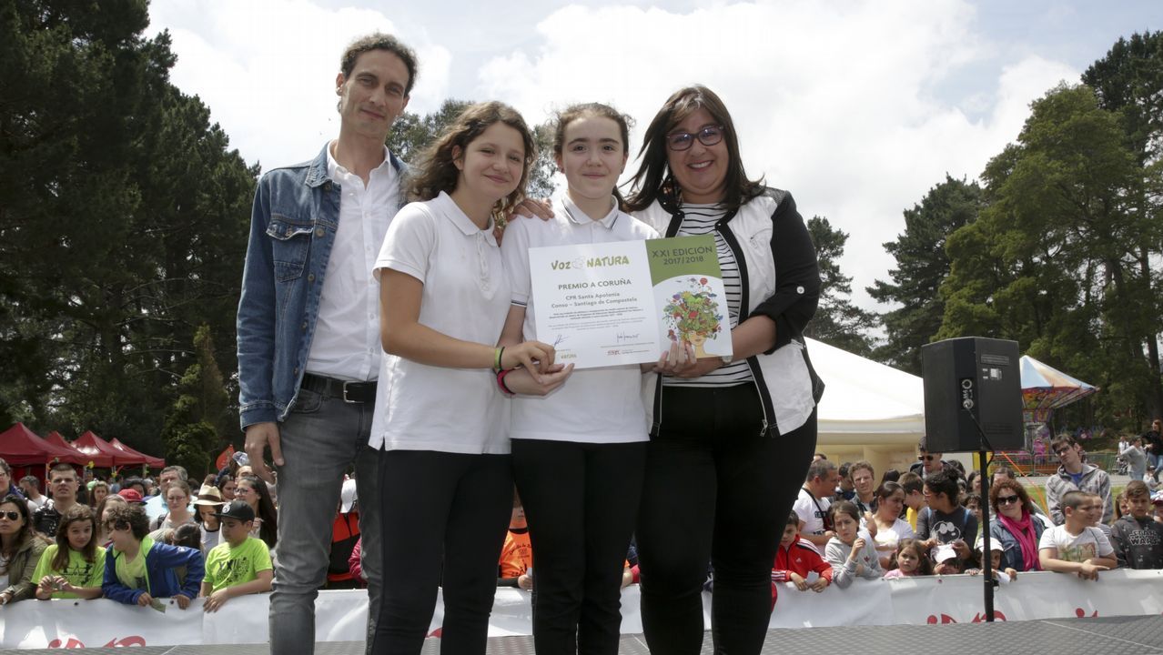 Patricia Blanco Fidalgo, en representación de la Deputación da Coruña, entrega el Premio Voz Natura, provincia de A Coruña al CPR Santa Apolonia (Santiago de Compostela). Recogen Kechu Couso Cambeiro (coordinador), Martina Couso Izquierdo y Danna del Campo Feijoo (alumnos)