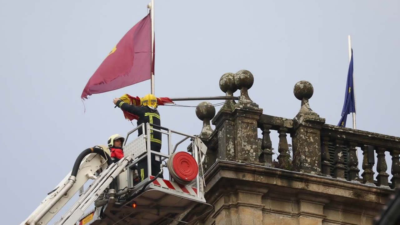 .En Santiago, los bomberos tuvieron que retirar la bandera del rectorado que amenazaba con caer al suelo