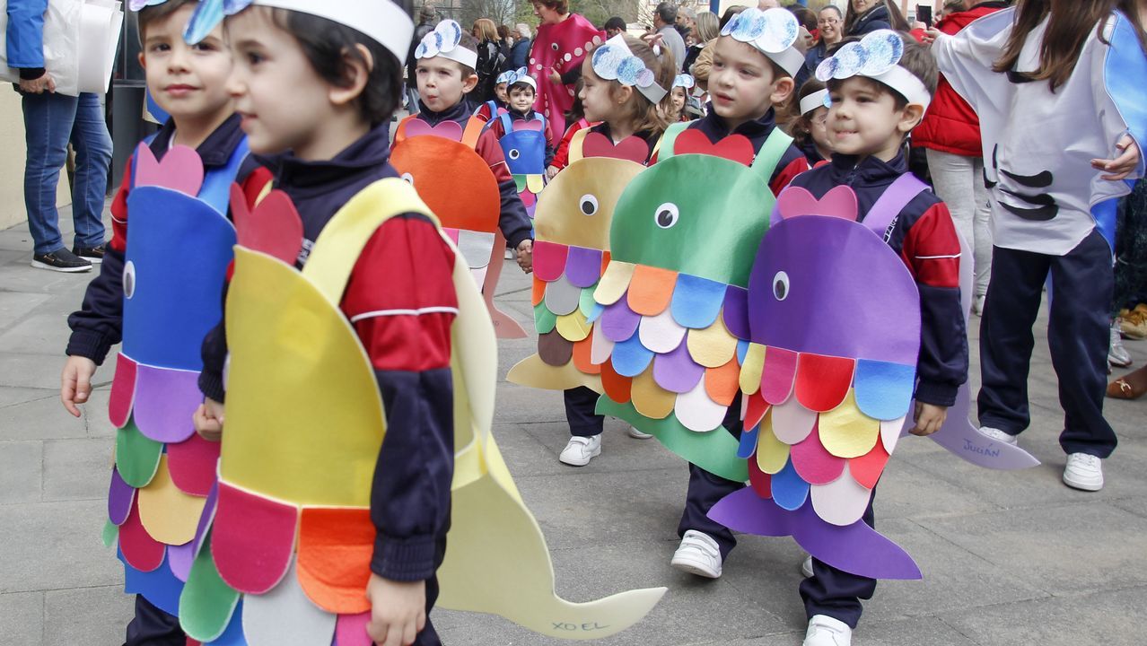 Desfile de comparsas del colegio Belén por el Carnaval