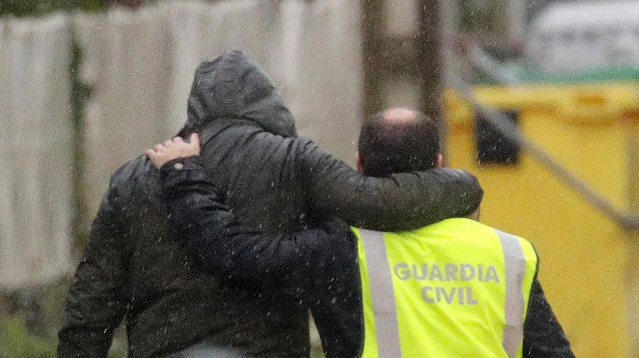 Agentes de la Guardia Civil trasladan a José Enrique Abuín después de un registro realizado en su casa de Rianxo.