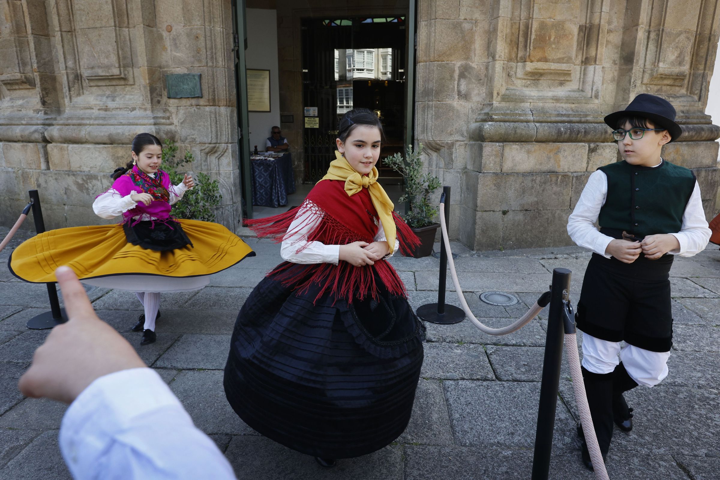Momentos previos  actuacin na praza da Peregrna da agrupacin de baile tradicionalOs Trazantes de Tenorio. 25/05/2024