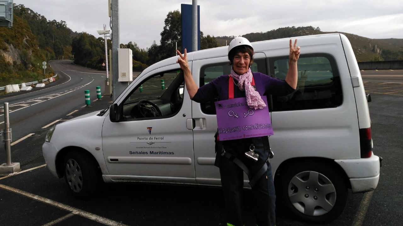Mercedes Aranceta, farera de Prioriño Chico, en el puerto exterior de Ferrol, equipada con arnés y casco, como sube a las balizas (además de llevar la línea de vida) de cuyo mantenimiento se ocupa. 8M Día de la Mujer Trabajadora