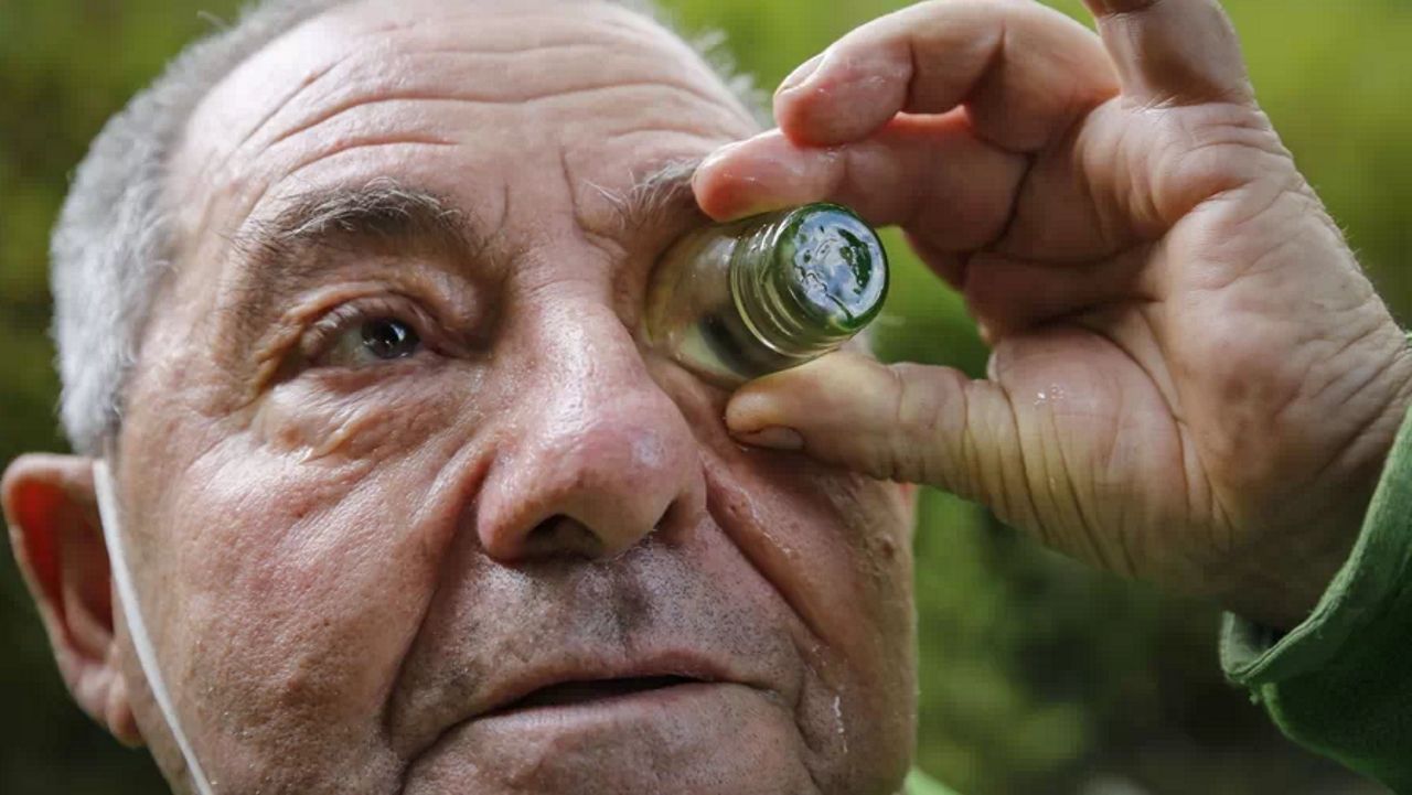 Un home que se operou dun ollo e acude diariamente a darlle auga termal para as curas. Nas ruinas do antigo Balneario das Caldas en Ourense, baixo a ponte da estrada N-120. 29/05/2021
