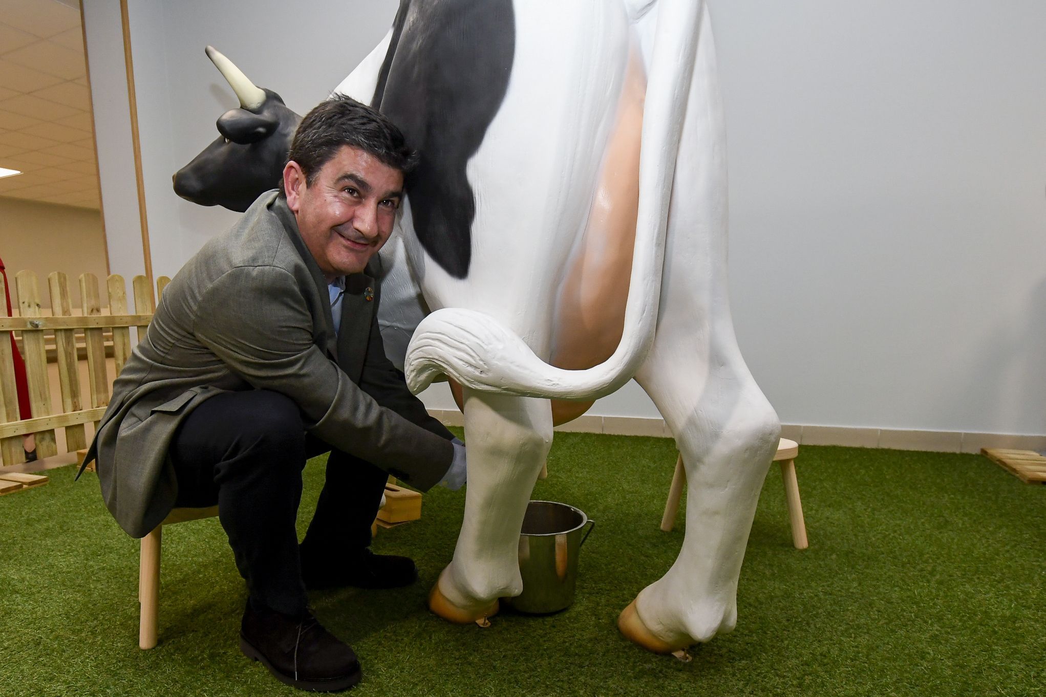 O delegado do Goberno en Galicia, Pedro Blanco Lobeiras, simula muxir unha vaca na visita  fbrica de Lence. 21/06/2024